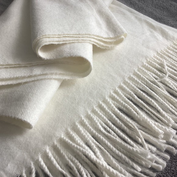 SINÉQUANONE PARIS CASHMERE VISCOSE SILK LARGE FRINGED OFF WHITE CREAM SCARF/WRAP - Picture 3 of 11